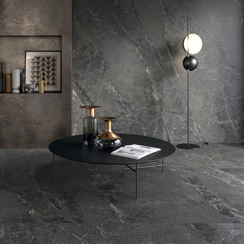 Anthology Dark flise med dybt stenlook og mørke, naturlige nuancer.