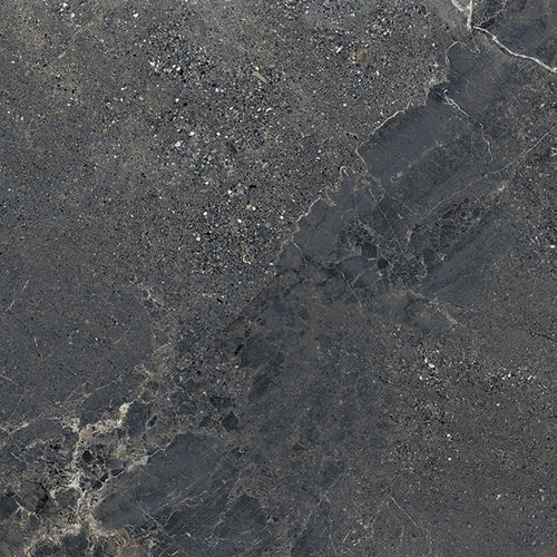 Keramisk flise i mørk grå med realistisk marmorering og struktur.