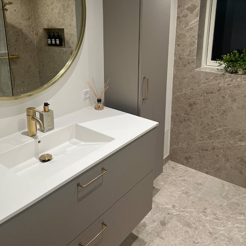 Beige stenlook fliser til badeværelse