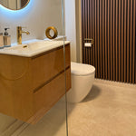 Sandfarvede fliser med marmorlook