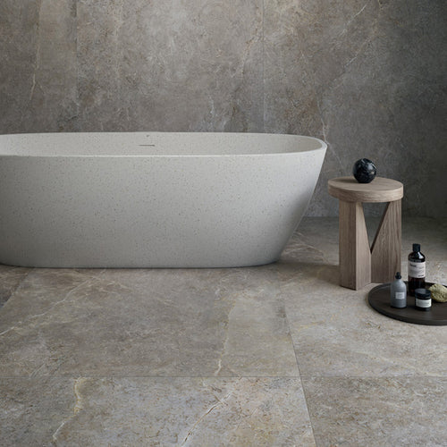 Anthology Desert Earth flise med naturligt stenlook og varme jordtoner.