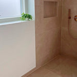 badeværelse fliser beige marmorlook